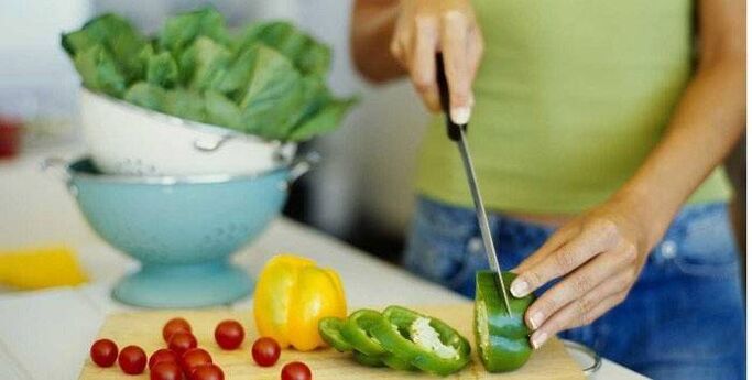 Cook a vegetable salad for dinner following the principles of proper nutrition for a slim figure